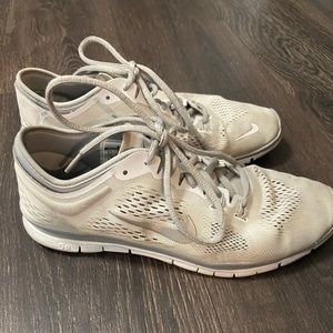 Nike women’s 9.5 tennis shoes